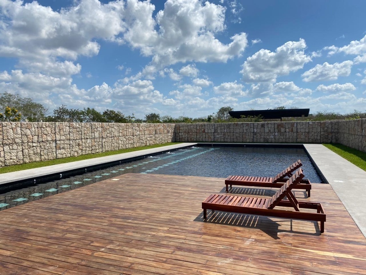 6 de 21: Piscina con Asoleadero