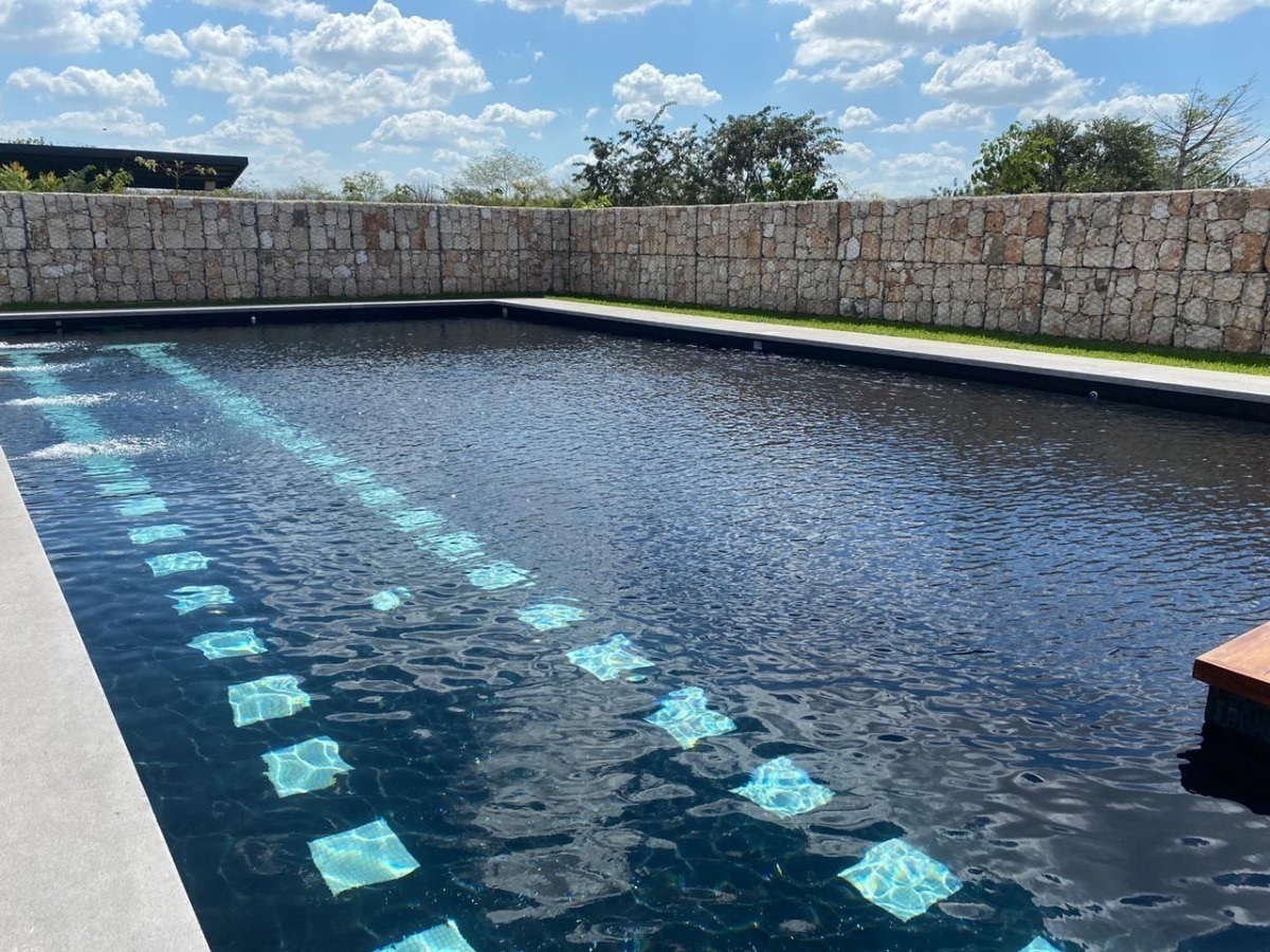 1 de 21: Piscina con Canales de Nado