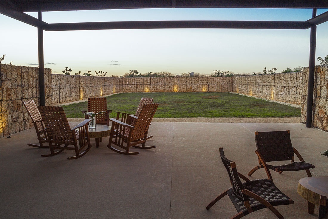 16 de 21: Terraza Social Techada en Área de Bar
