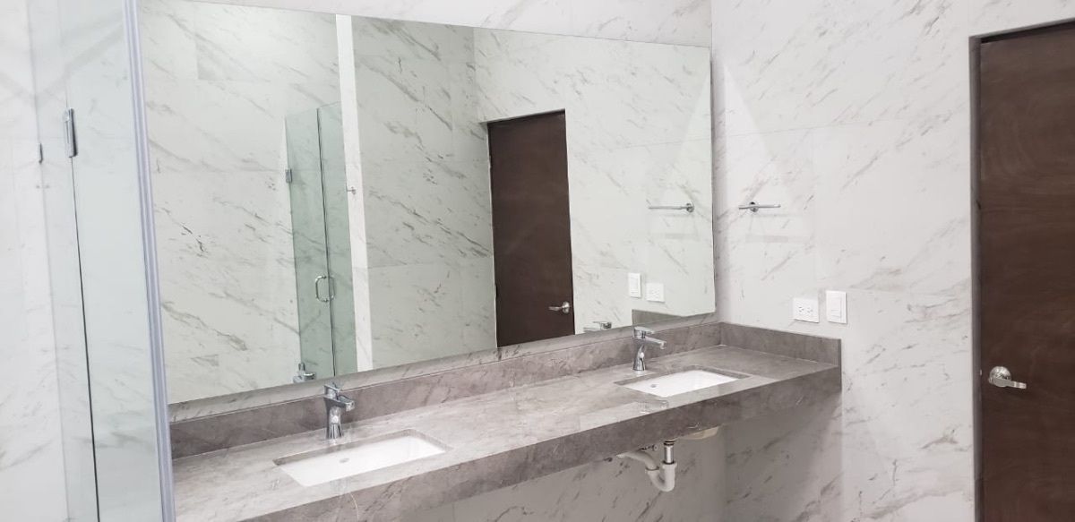 baños con puertas de cristal templado, granito en lavabos