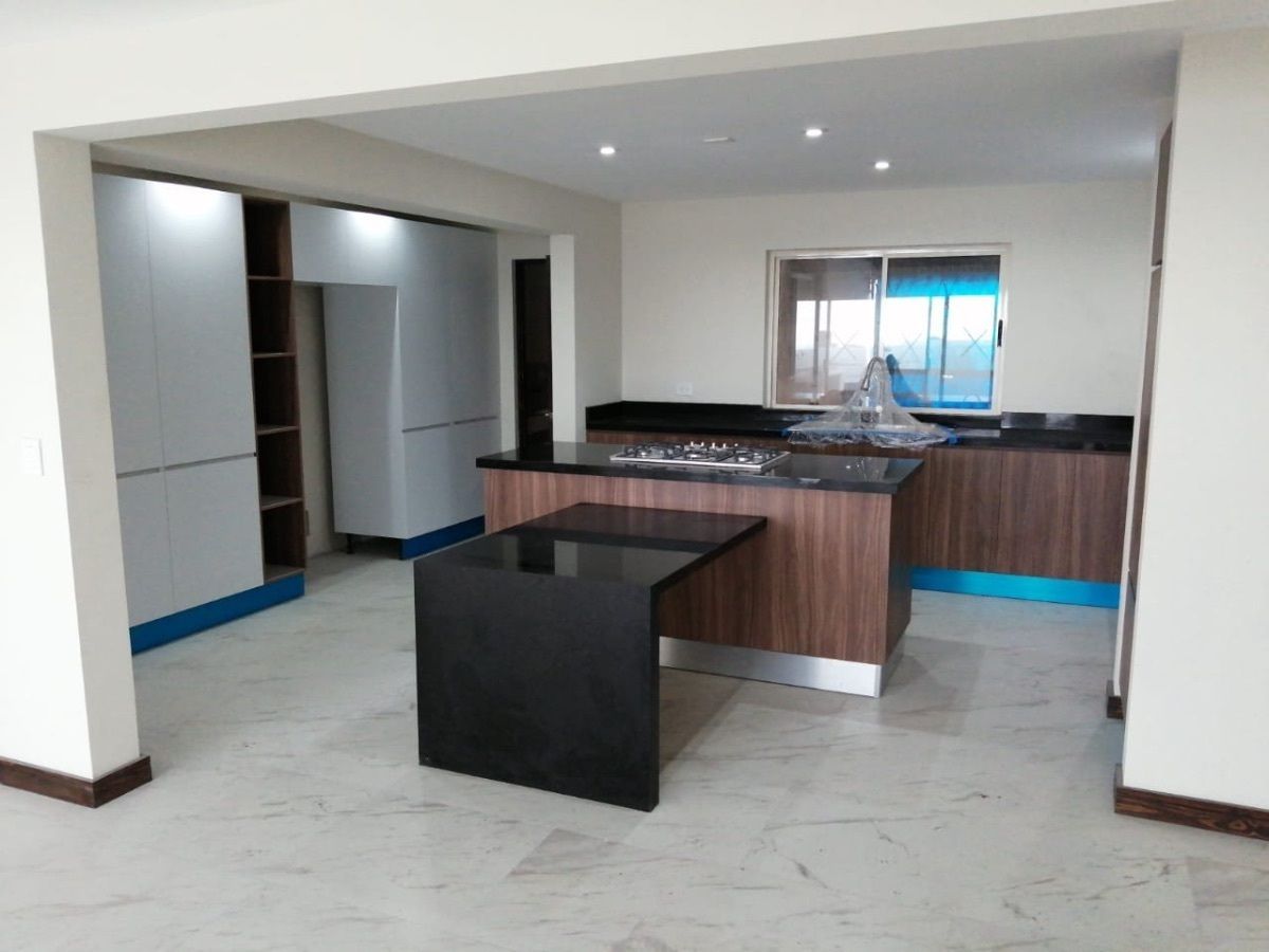 Cocina, integrada a lavanderia,cuarto de servicio y cochera