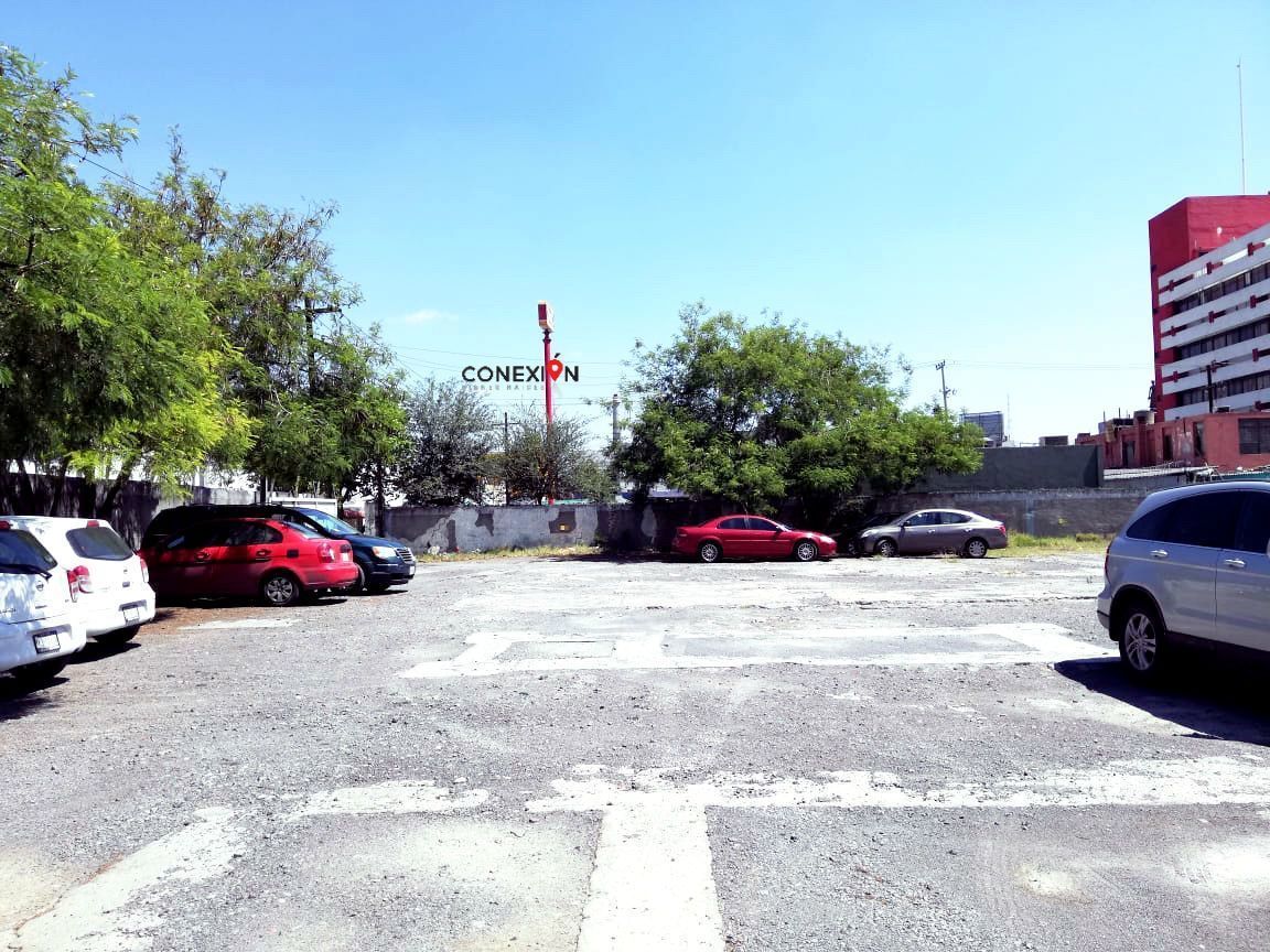 8 de 10: Edificio con estacionamiento en el Centro de Monterrey. 