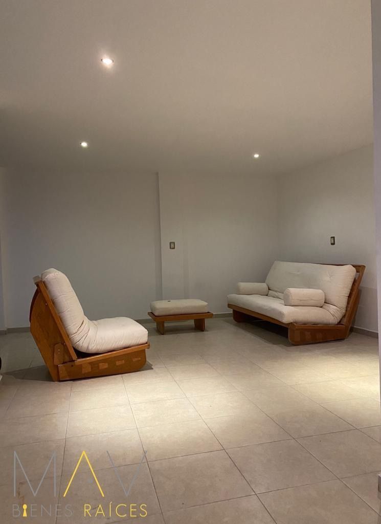 4 of 8: Sala