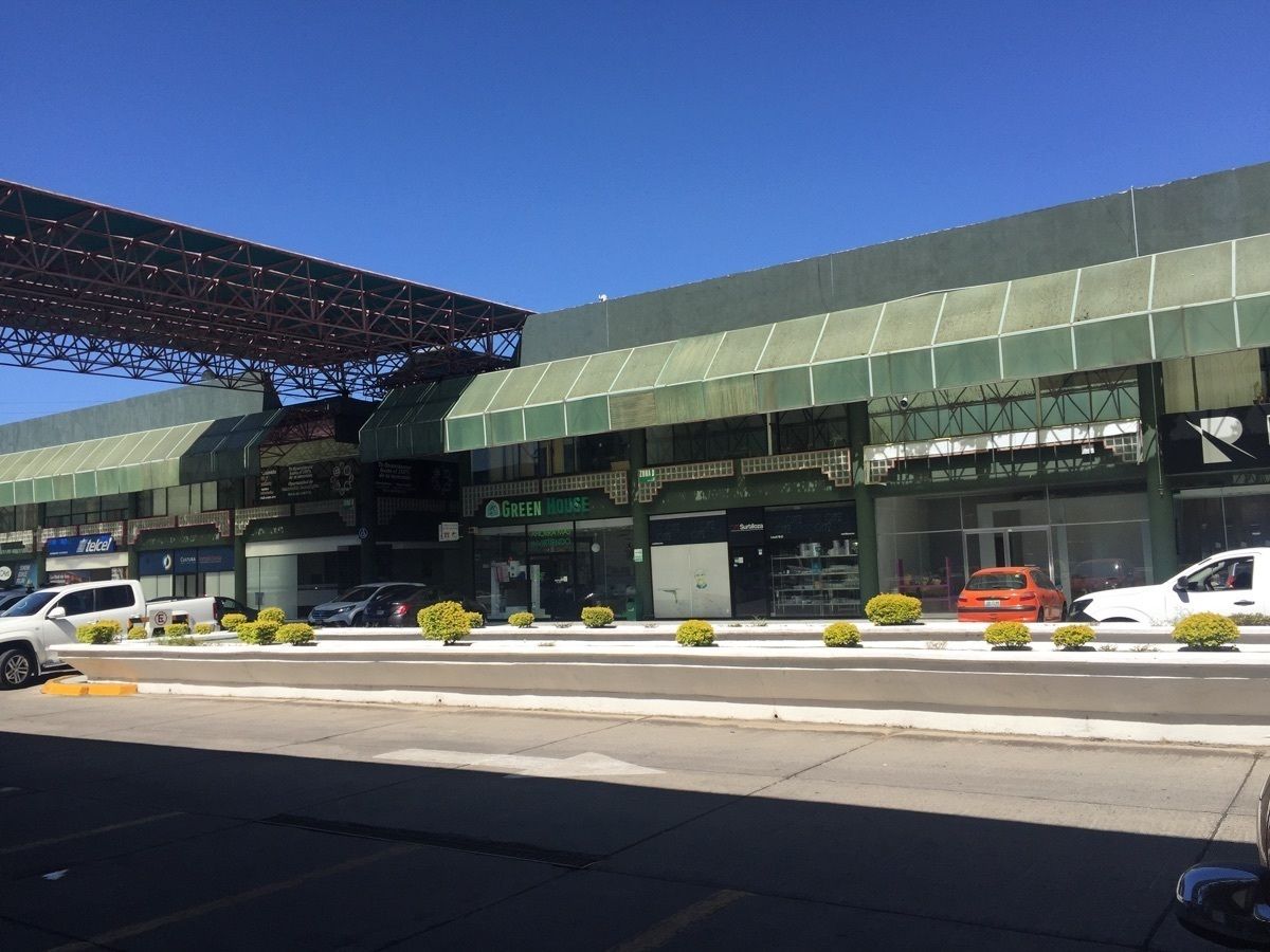 36 de 38: estacionamiento planta  nivel calle