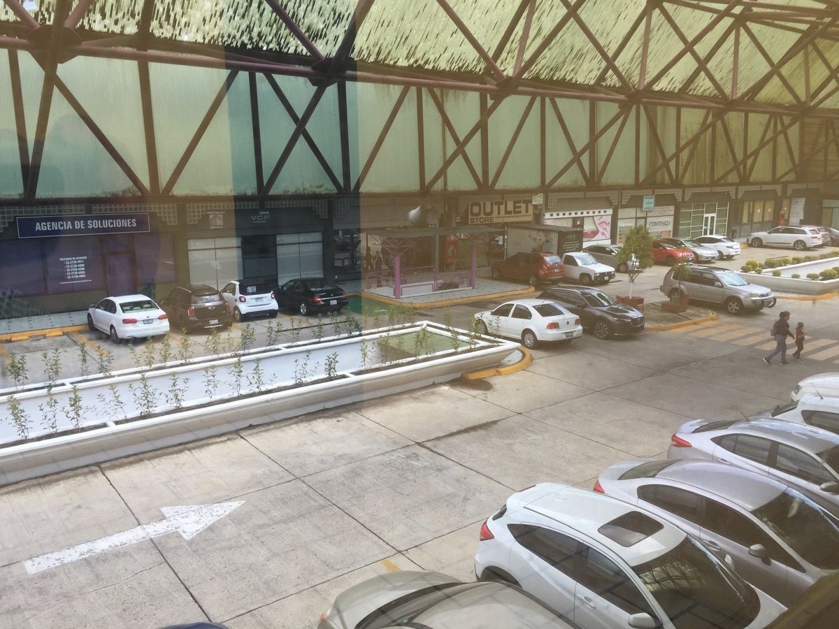 37 de 38: vista desde el segundo nivel hacia el interior de la plaza