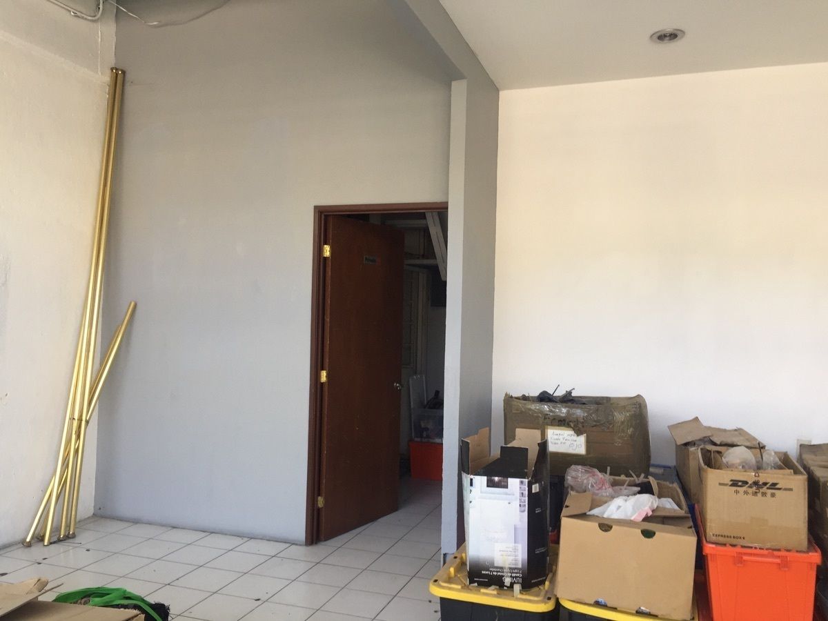15 de 38: puerta en planta baja hacia almacen y escalera