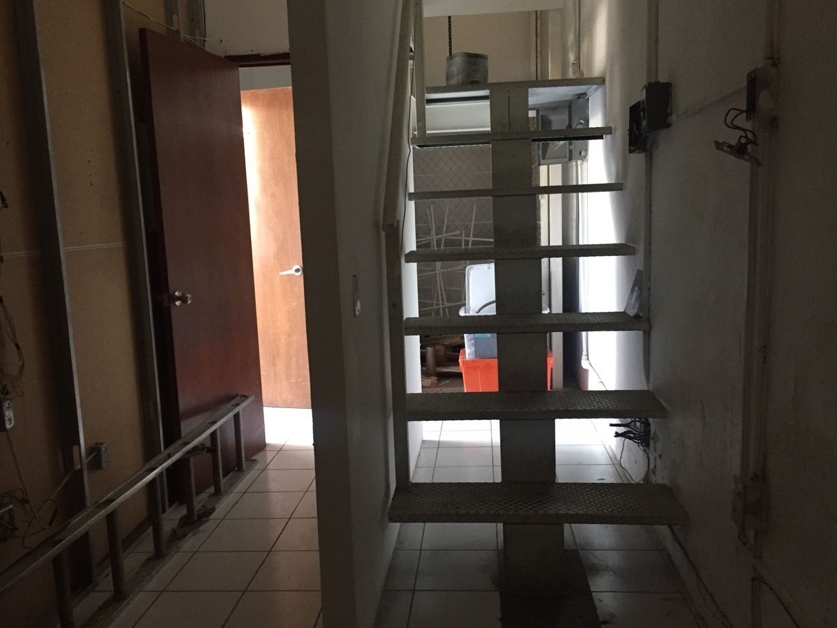 16 de 38: escalera