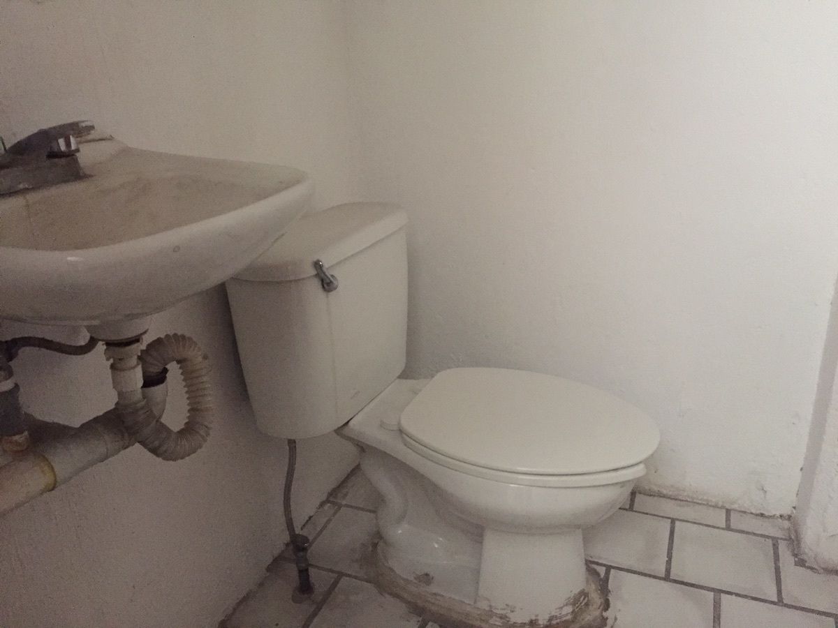 28 de 38: medio baño en planta alta