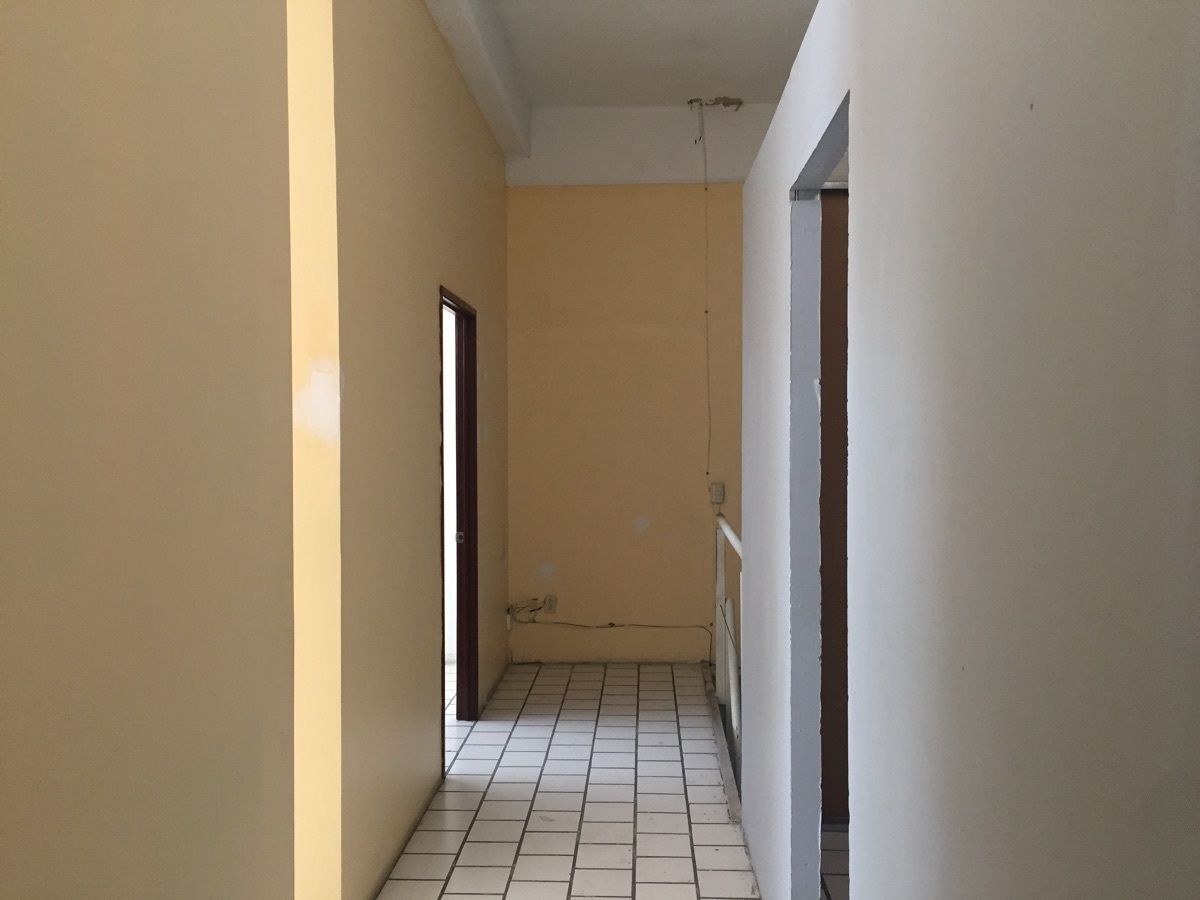 20 de 38: pasillo con almacén a mano derecha y medio baño