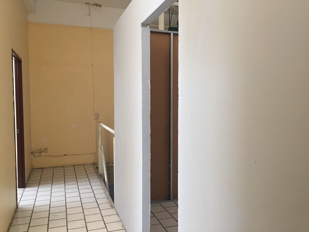 21 de 38: pasillo con 3 privados a mano izquierda y escalera al fondo