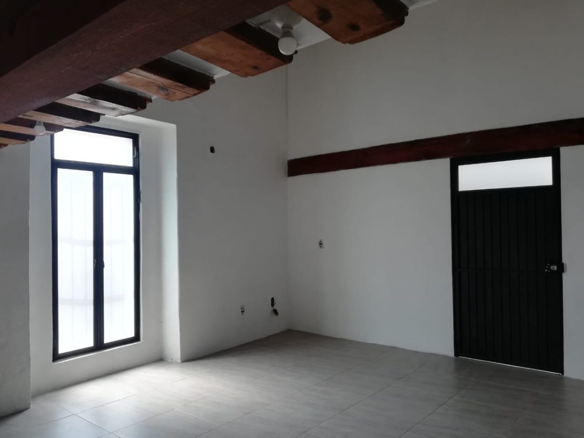 12 de 14: estancia o estudio con acceso directo  a la calle