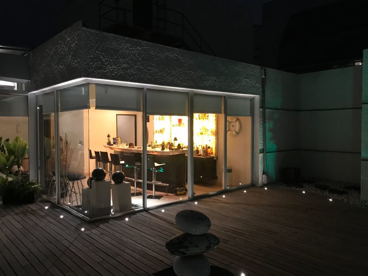 8 de 19: Terraza privada vista de noche con iluminacion