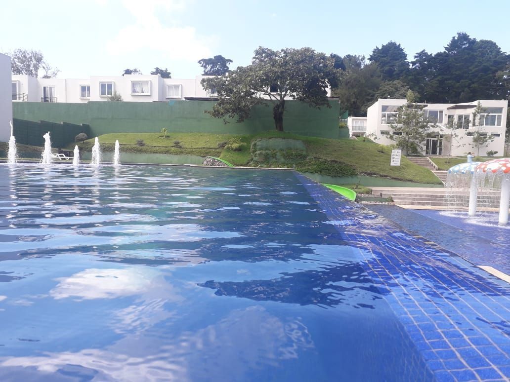 4 de 18: Piscina sin fin, 4 carriles 25 metros. 