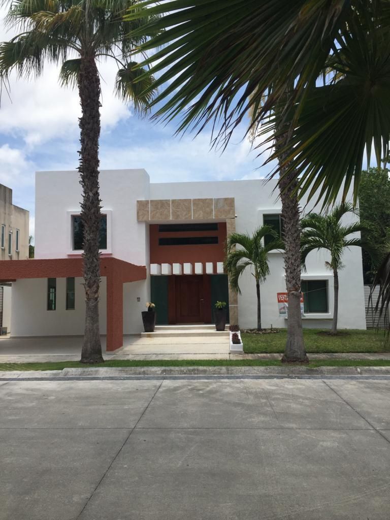 Casa en renta amueblada de 5 recámaras en Villamagna Cancun