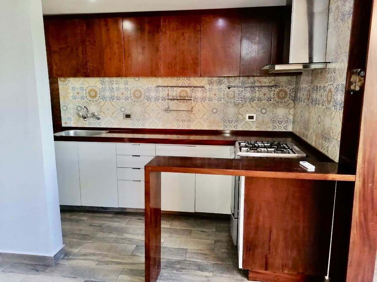 2 de 5: COCINA INTEGRAL CON BARRA DESAYUNADORA