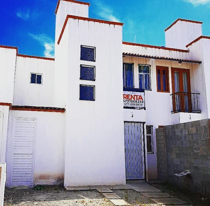 1 de 16: Casa de 2 nivles con protecciones y espacio para 2 autos.