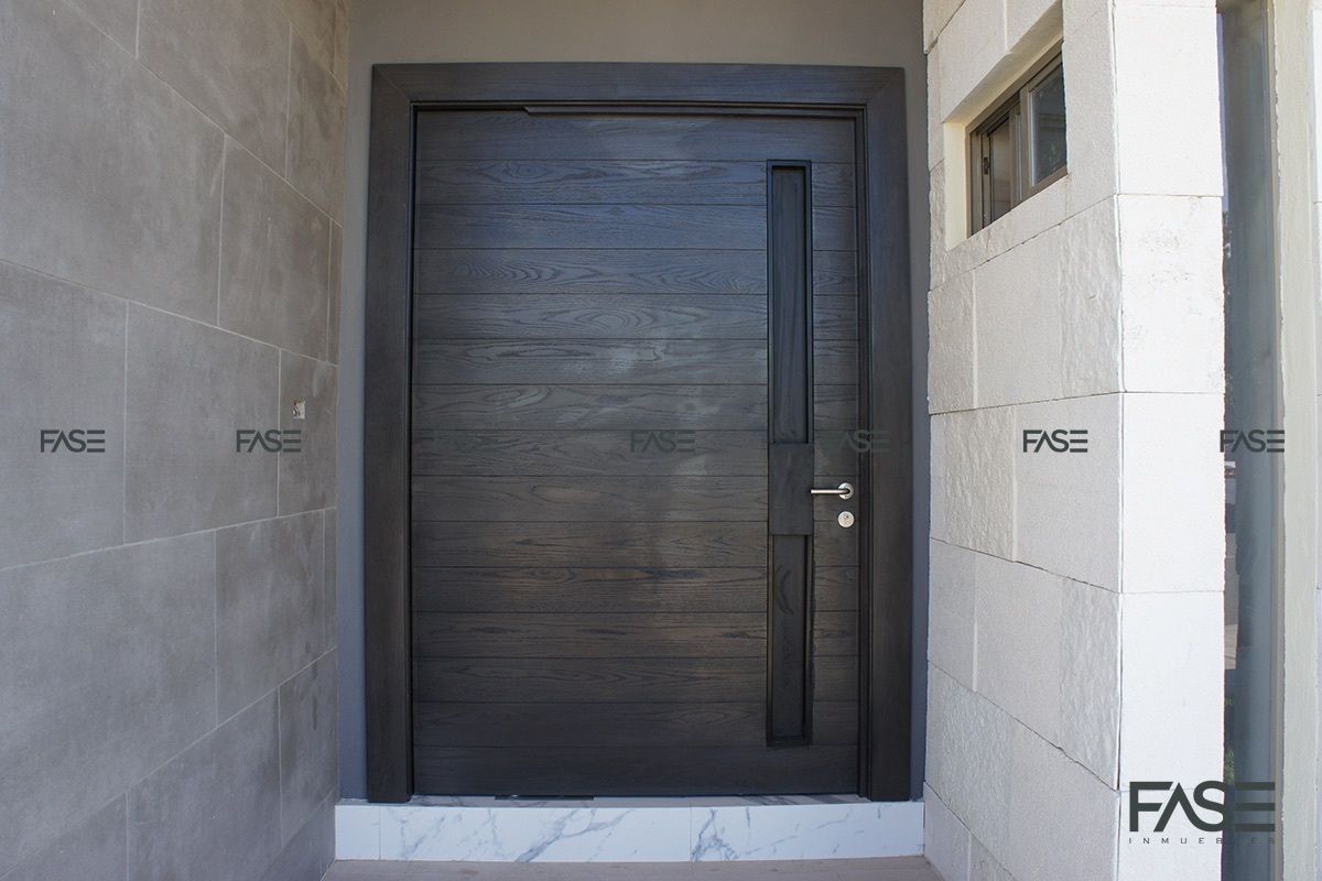 2 de 47: Puerta Principal