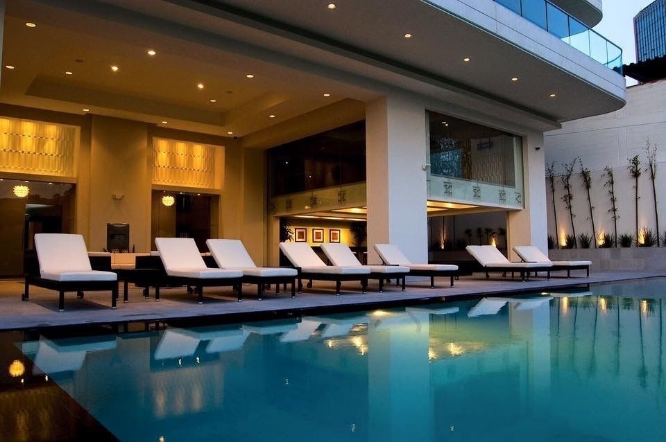 1 of 16: Alberca y jacuzzi