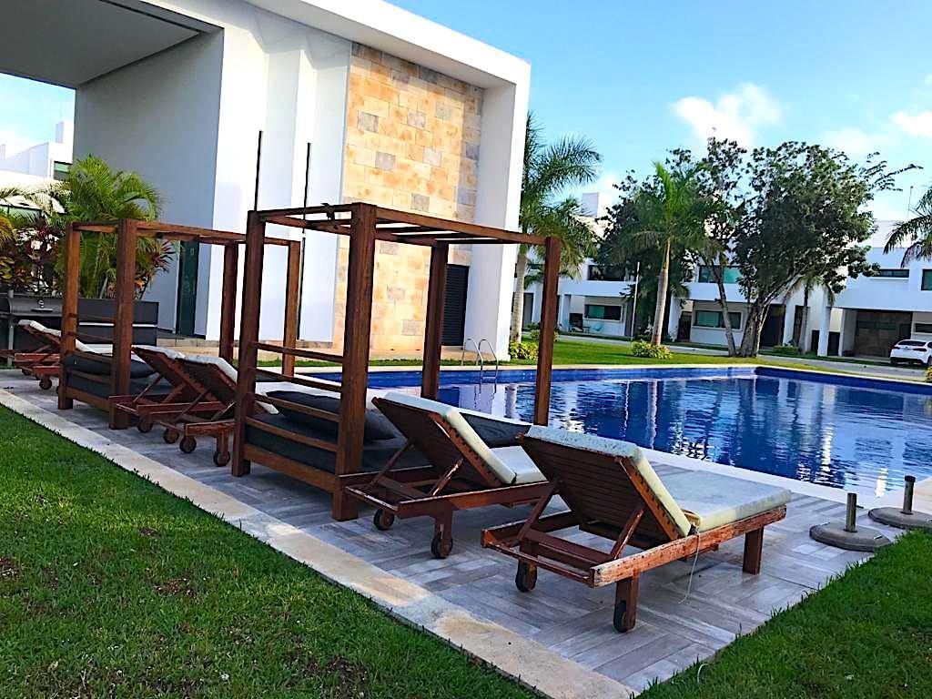 Casa de 4 recamaras con alberca en venta cerca de Ave. Huayacan en Cancun