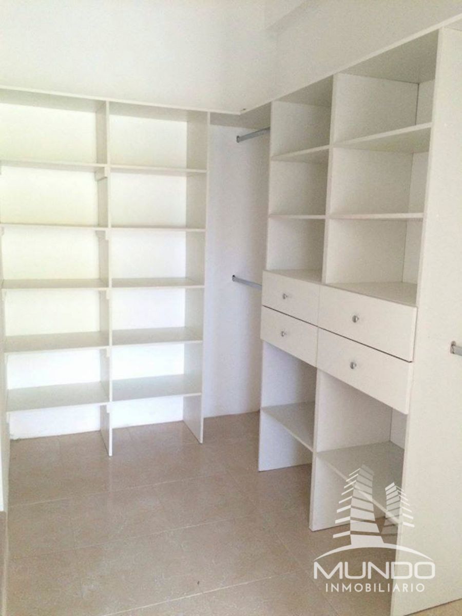 13 de 13: Amplio Closet