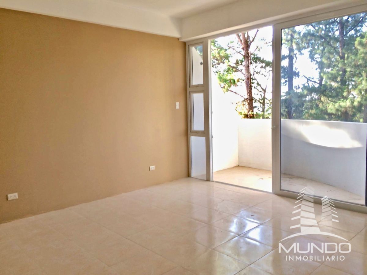 10 de 13: Salida al Balcón de la habitación máster