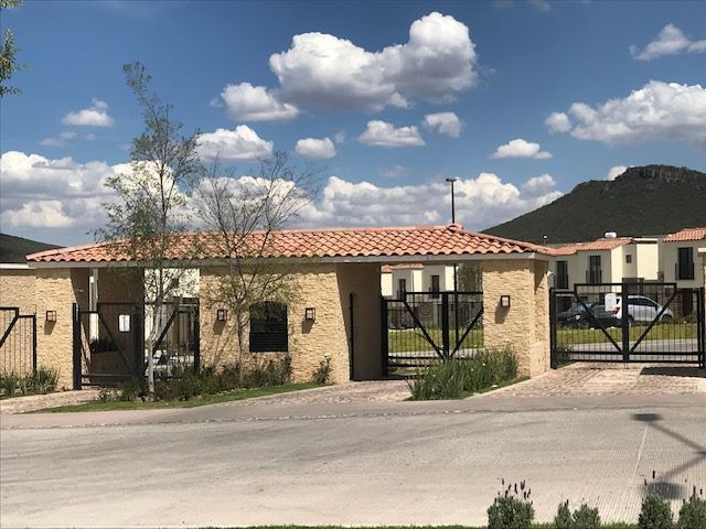 Casa en VENTA en Capital Sur, Queretaro, El Marques, jardín, alberca