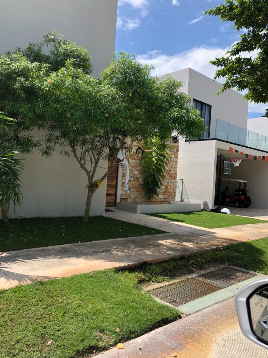 Hermosa residencia en renta en privada exclusiva, Yucatán Country Club