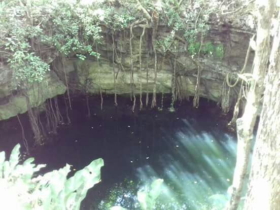 6 de 12: Cenote con agua azul y profundo