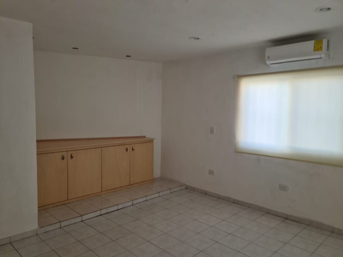 5 de 17: Amplia habitación con mueble 