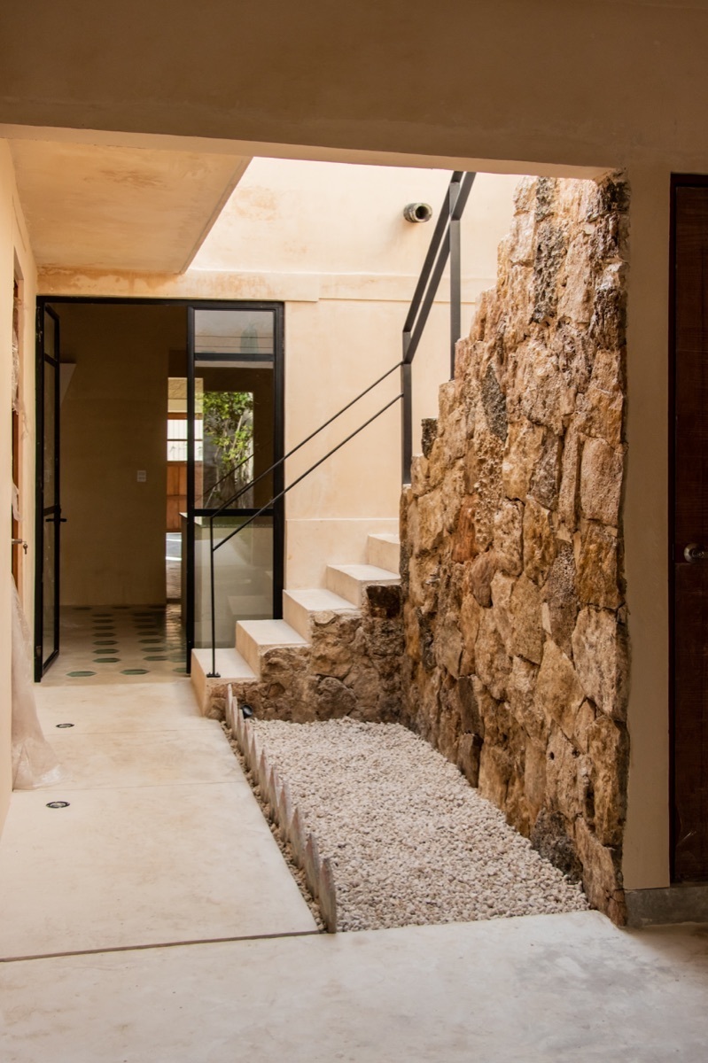 18 de 26: Escalera de Piedra con espacio para Jardín Interior