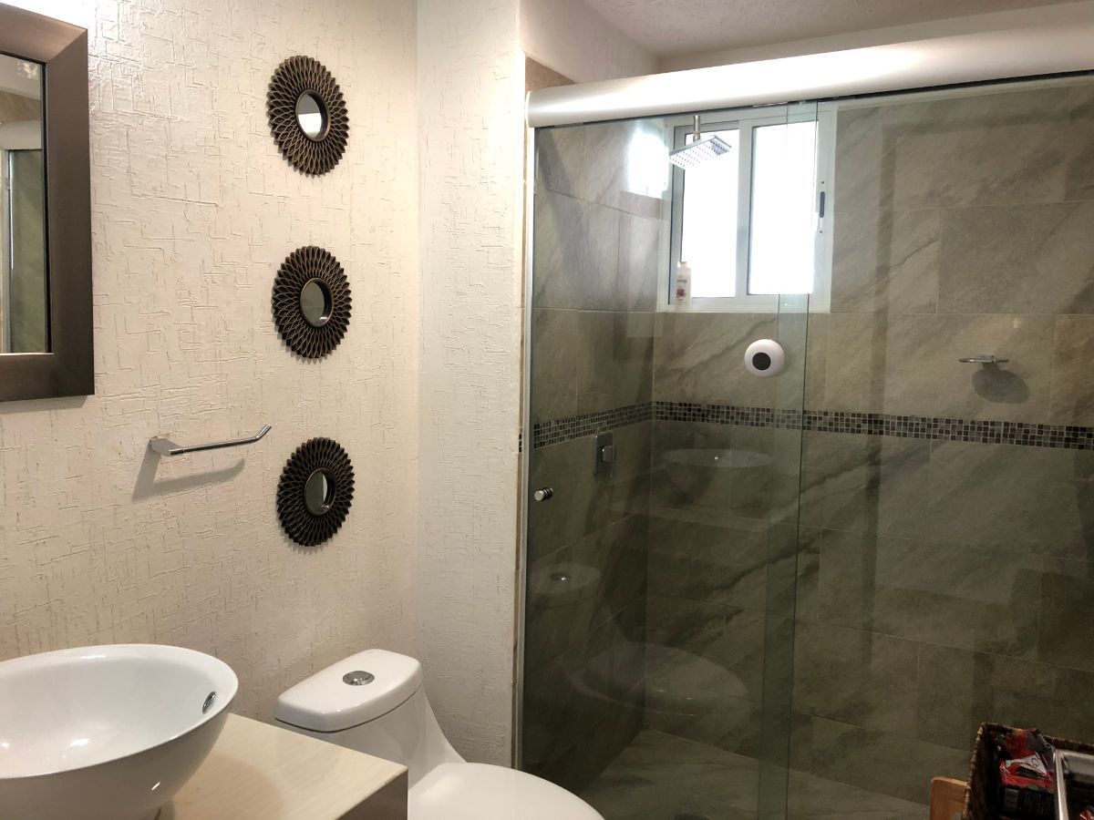 19 de 22: Baño de visitas y recámaras secundarias.