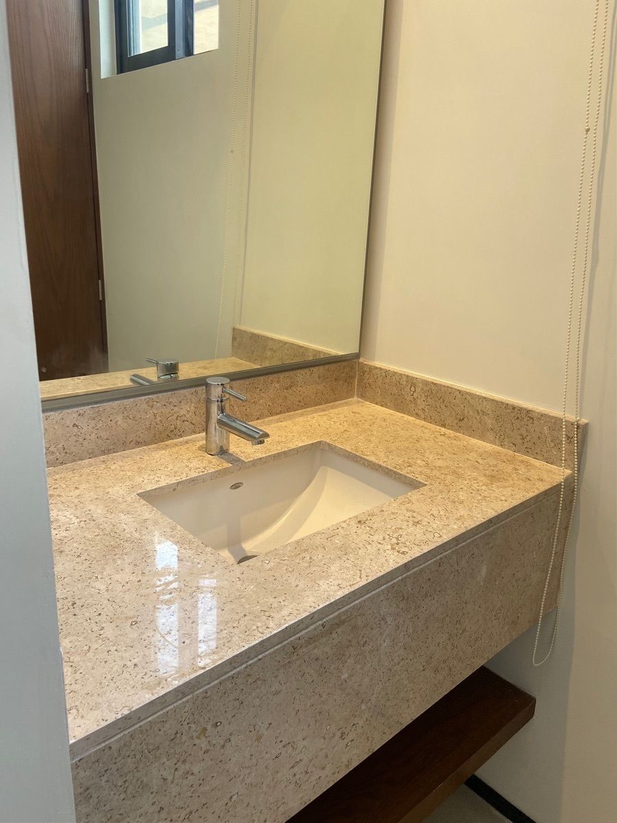 14 de 21: Lavamanos de la recámara separado del baño