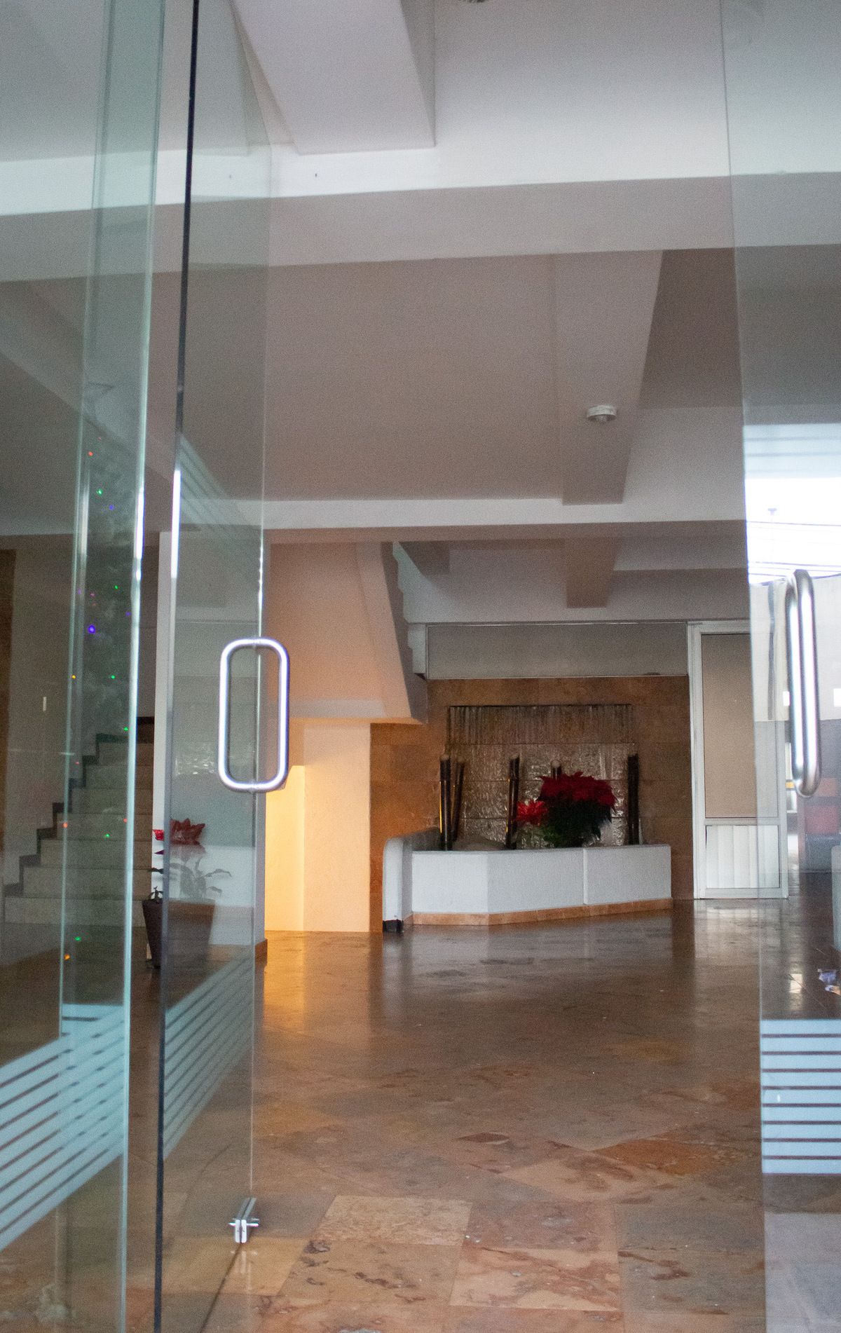 20 of 21: Entrada al edificio