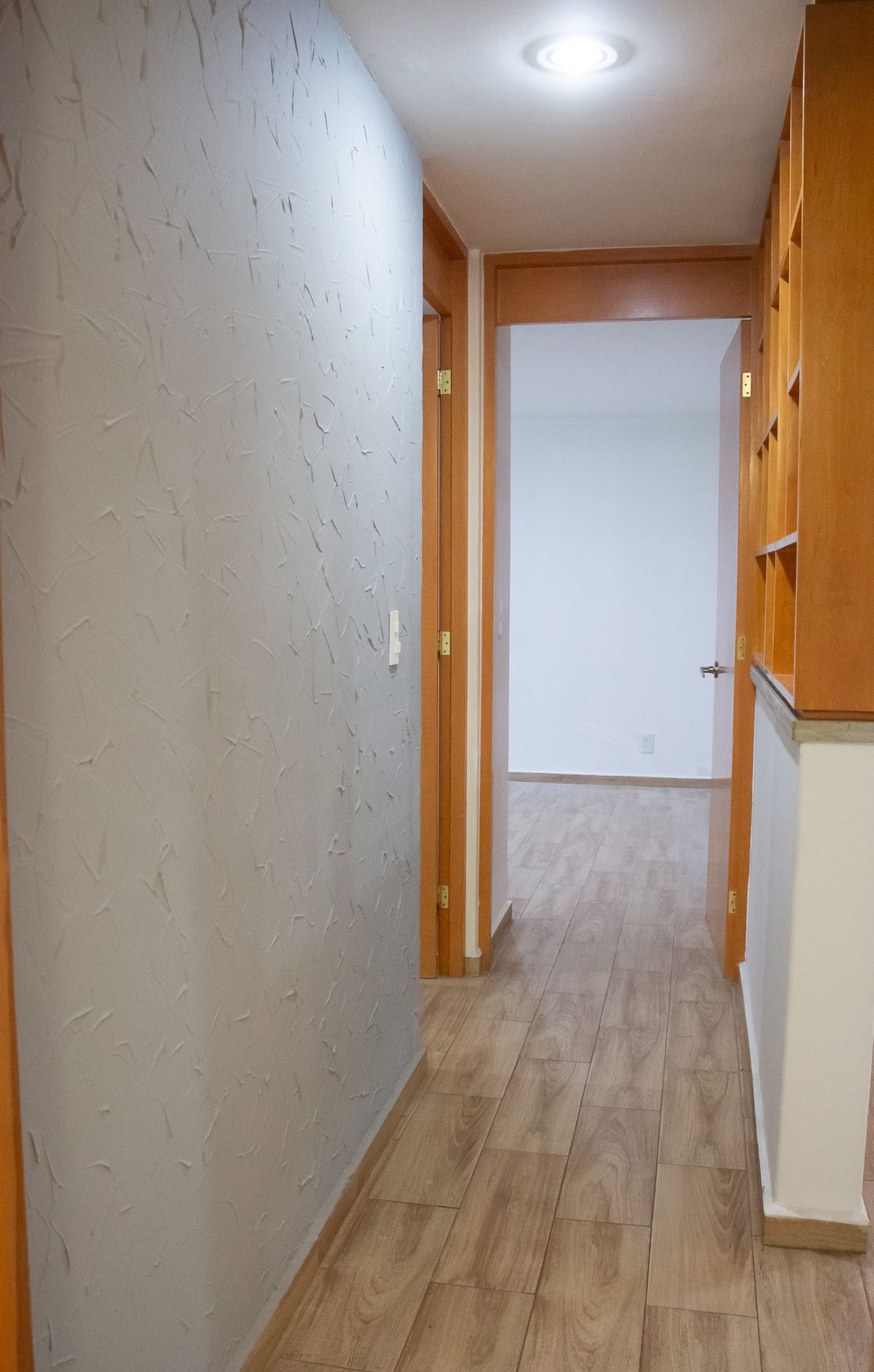 11 of 21: Pasillo a cuartos