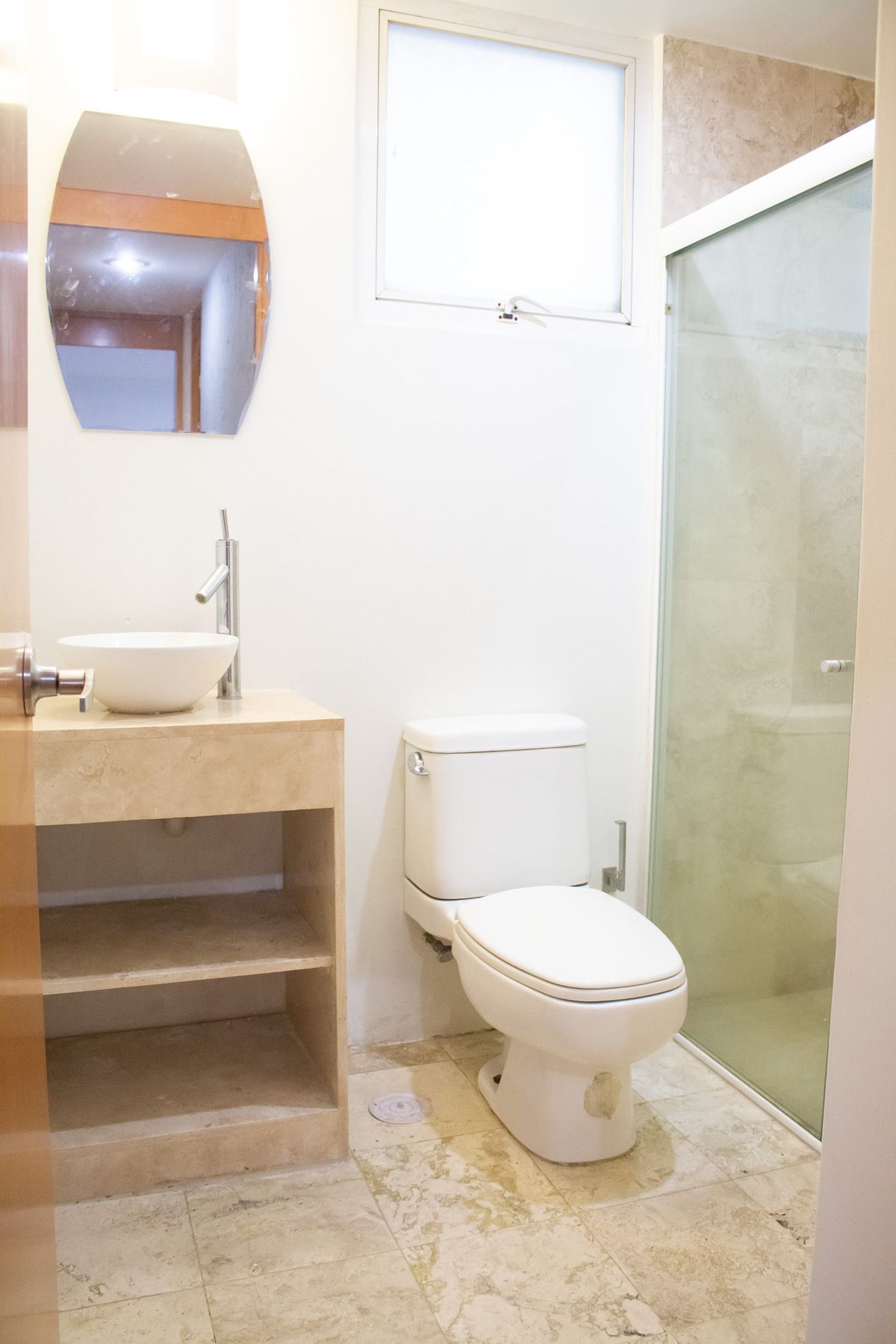 10 of 21: Baño completo visitas y recamara 2