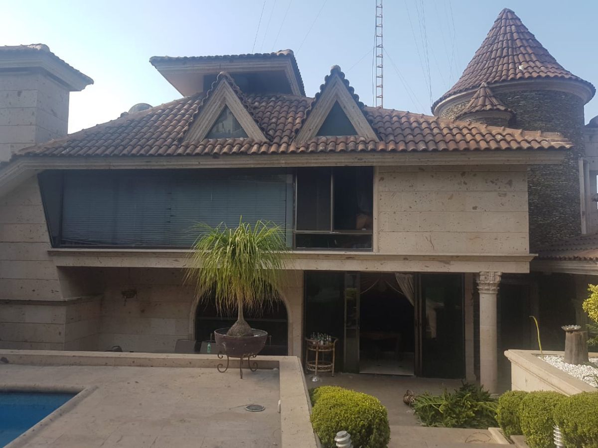 1 de 14: Fachada posterior, cantera y teja.