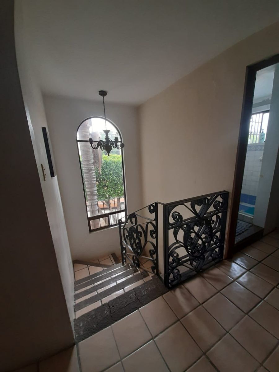 1 de 12: Escaleras con barandal de herrería 