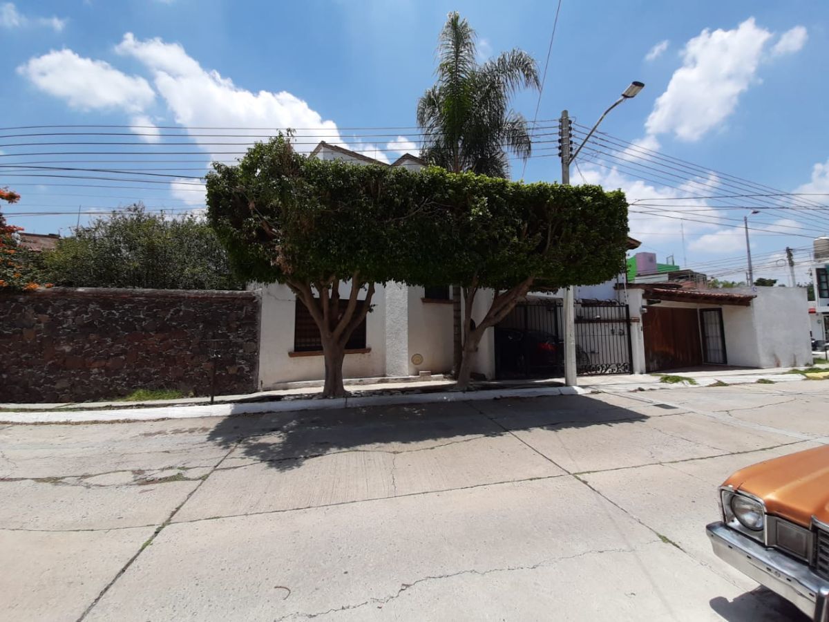 2 de 12: Fachada, lugar para estacionarse en calle sin problemas
