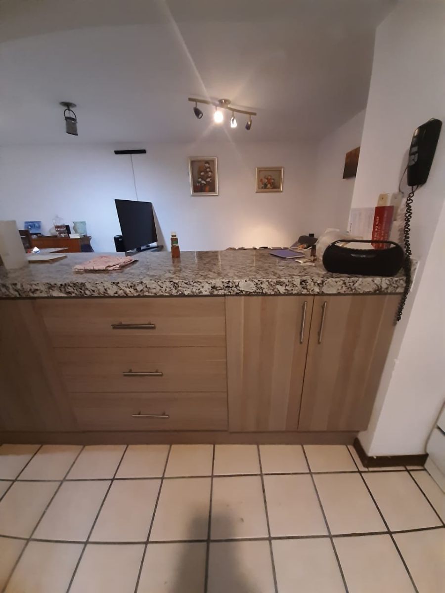 5 de 12: BArra de granito  entre cocina y estancia