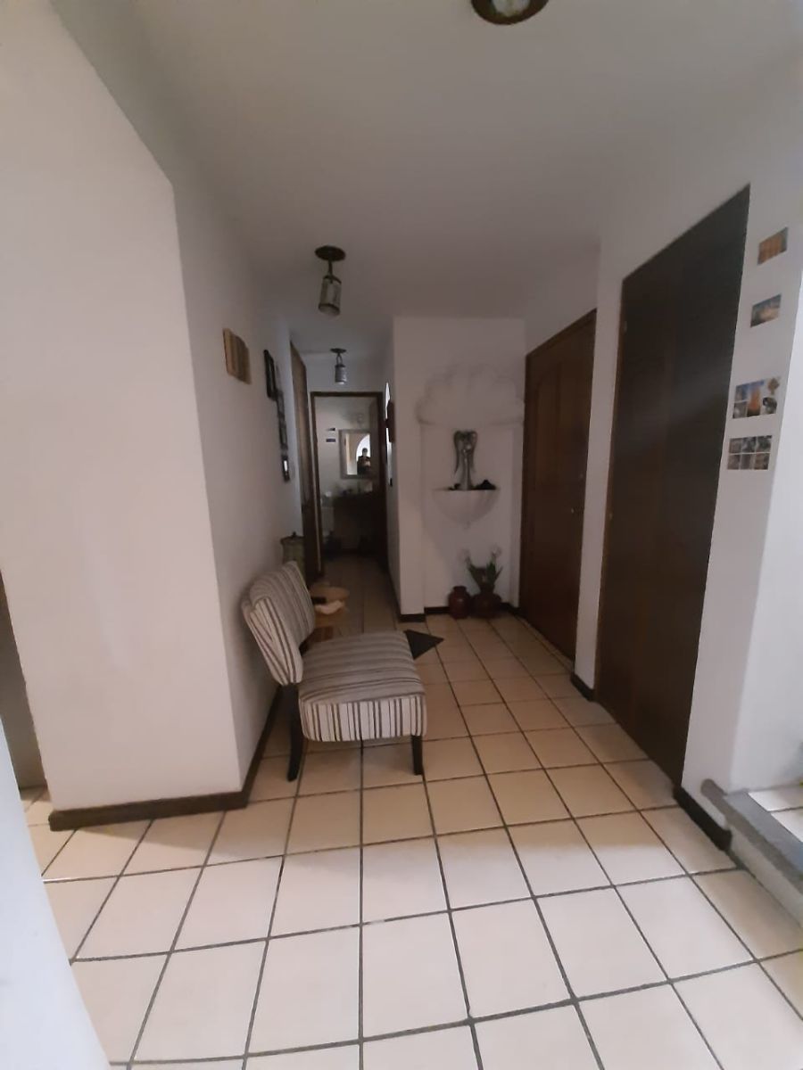 3 de 12: recepción y medio baño de visitas, Closet de blancos