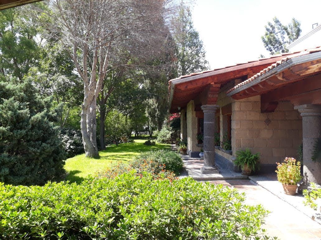 Casa en venta estilo colonial español, edificada en 1 Ha. de terreno , Gto.