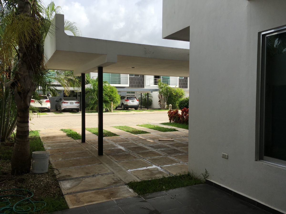 4 de 24: Vista hacia estacionamiento desde entrada principal