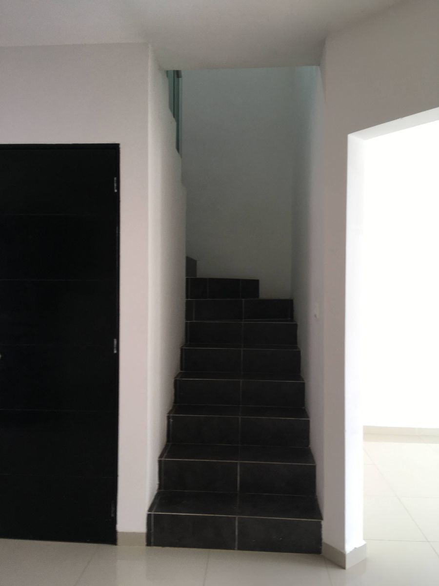 9 de 24: Medio baño y escalera