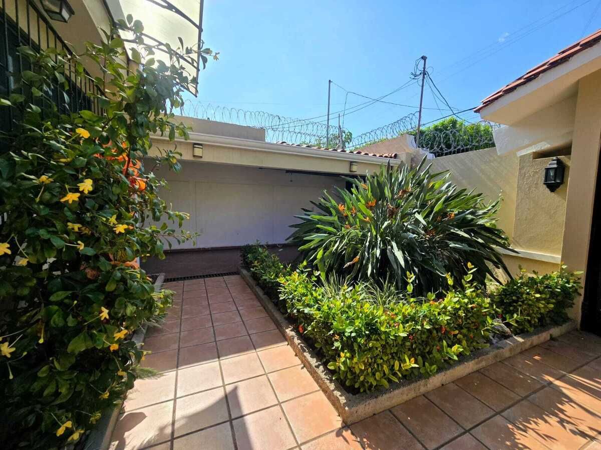2 de 45: JARDIN FRONTAL