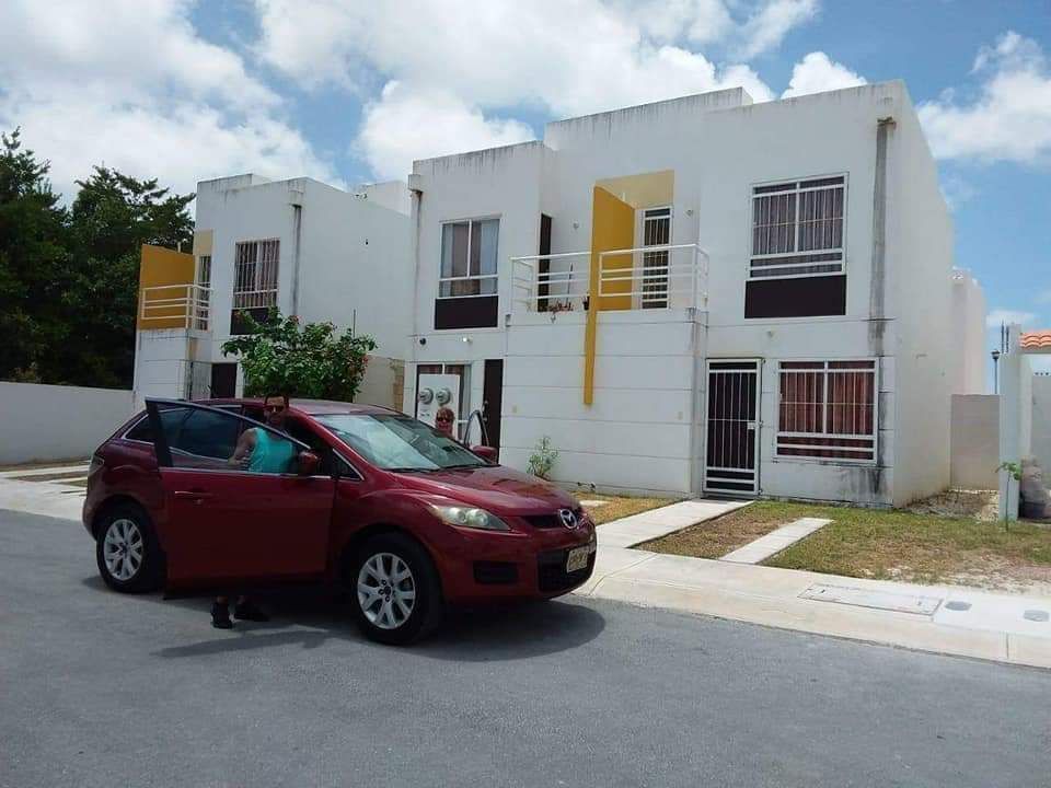 1 de 14: Fachada y frente de la casa