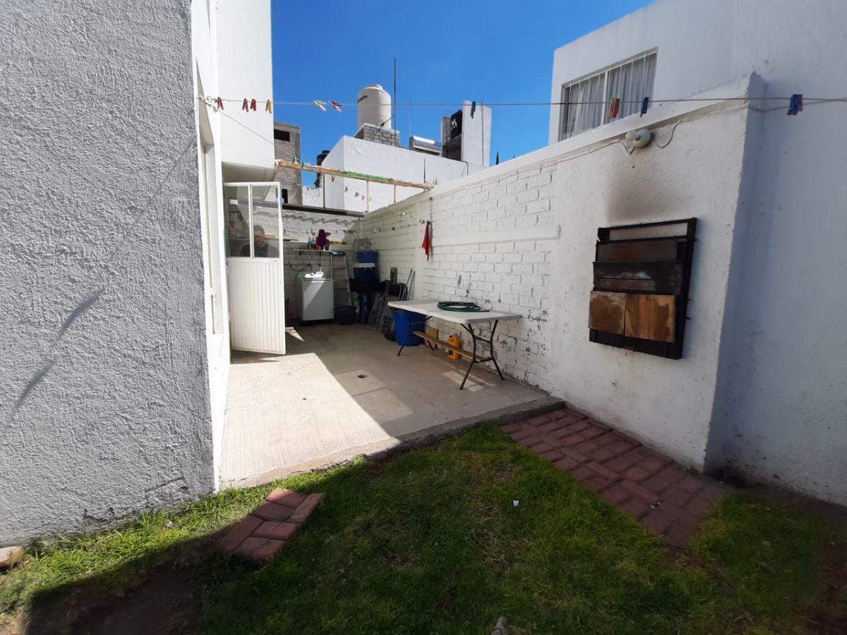6 de 8: Area de lavado techada y patio de servicio