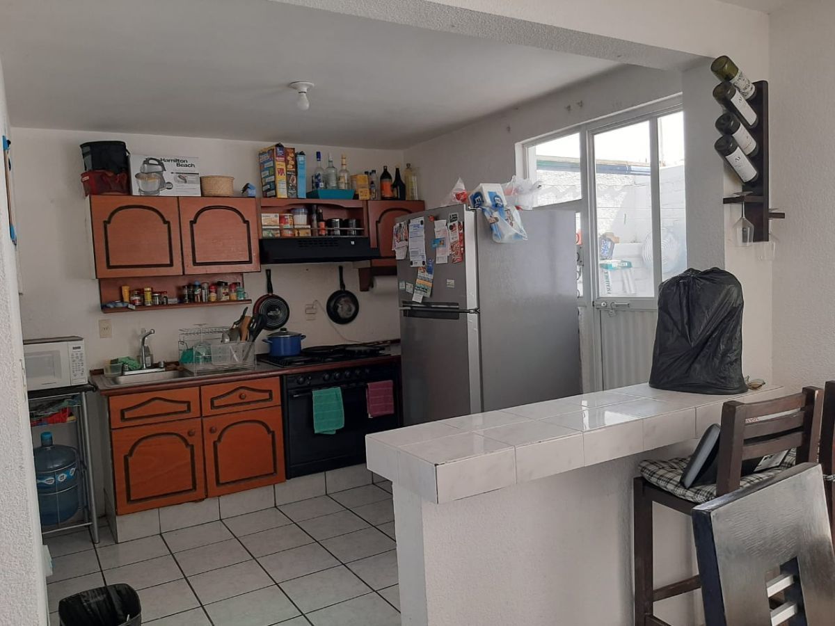3 de 8: Cocina con muebles de madera y estufa