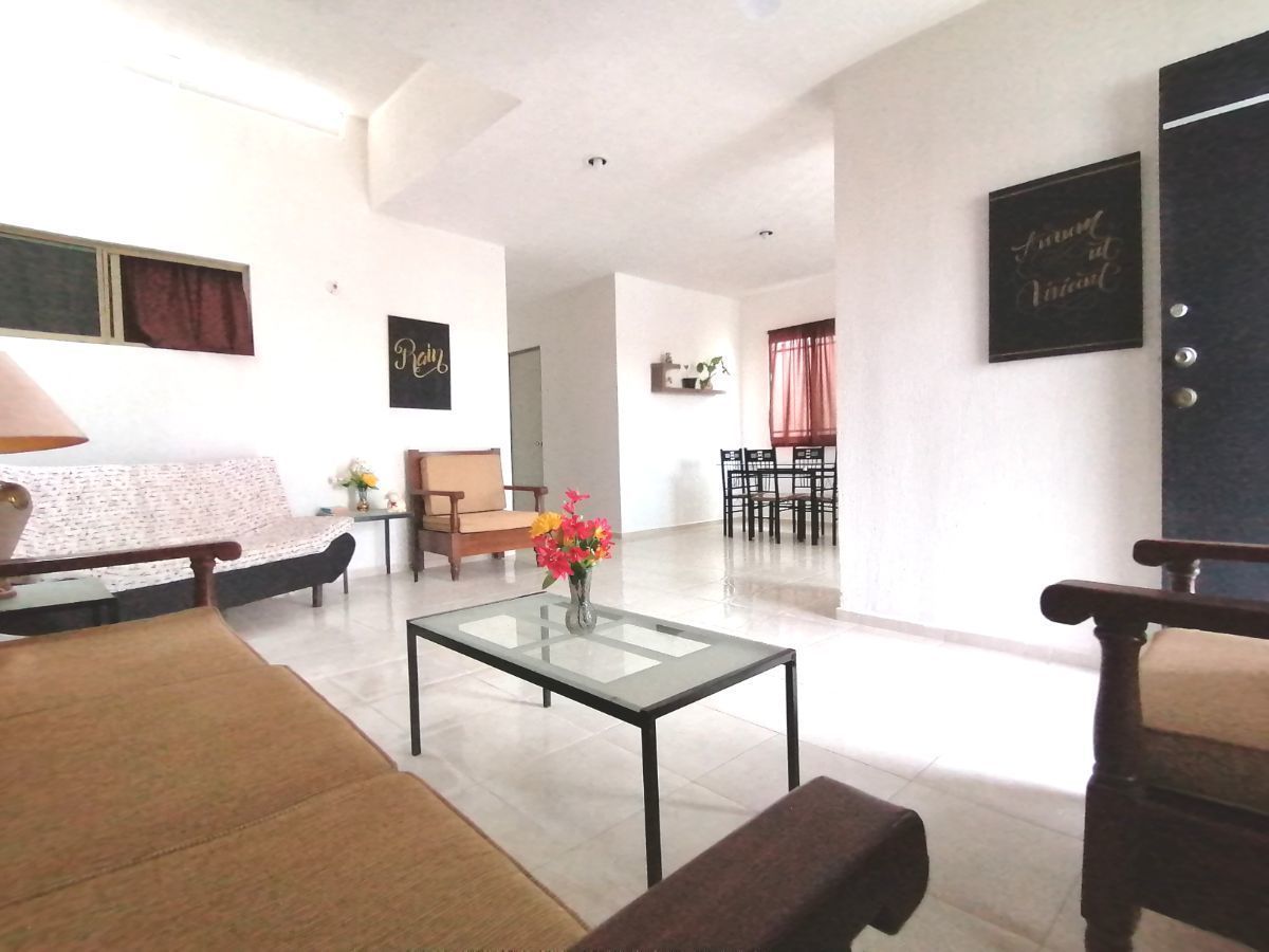 5 de 14: Área de la sala vestida con muebles de madera.