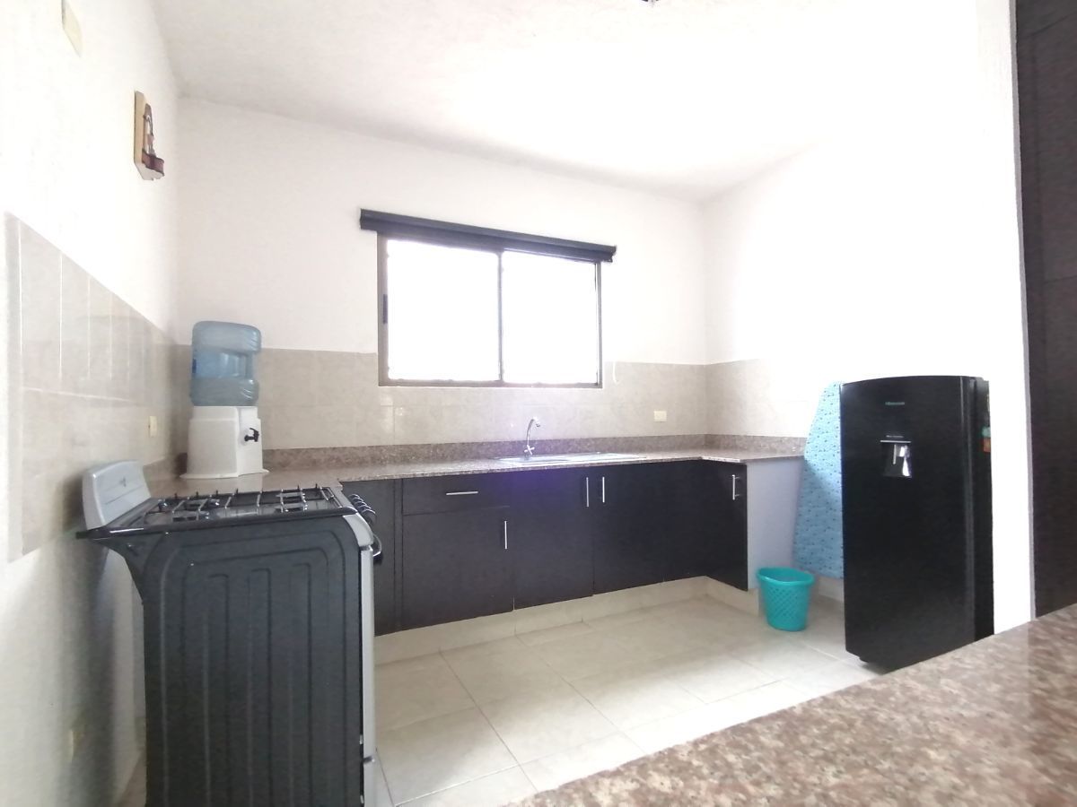 6 de 14: Área de la cocina vestida y equipada con línea de blancos.