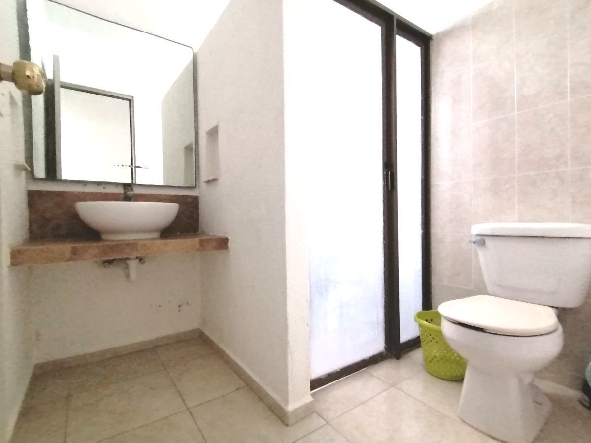8 de 14: Baño completo con canceléria.